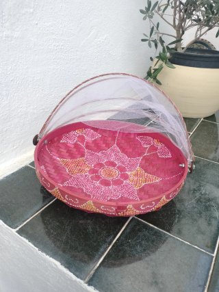 Cesta tejida decorada con mosquitera