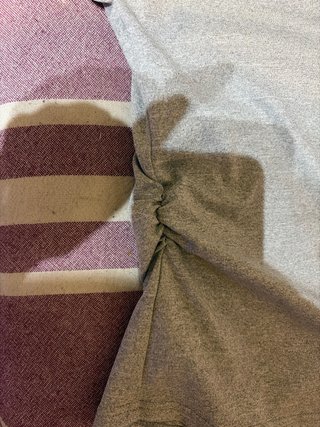 Camiseta gris y negra con cerezas y fruncido