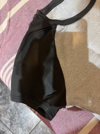 Camiseta gris y negra con cerezas y fruncido