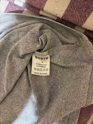 Camiseta gris y negra con cerezas y fruncido