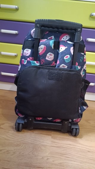 Mochila Totto con ruedas y diseño sushi