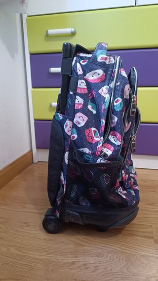 Mochila Totto con ruedas y diseño sushi