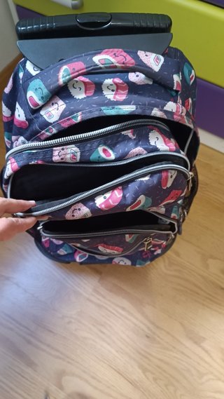 Mochila Totto con ruedas y diseño sushi