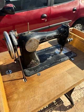 Máquina de coser Alfa antigua con mueble