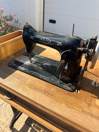 Máquina de coser Alfa antigua con mueble