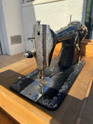 Máquina de coser Alfa antigua con mueble