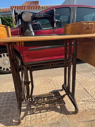 Máquina de coser Alfa antigua con mueble