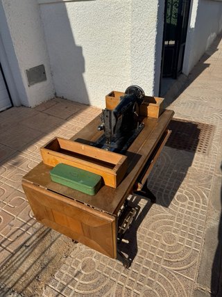 Máquina de coser Alfa antigua con mueble