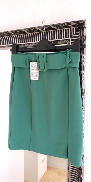 Minifalda + cinturón. Nueva sin estrenar y con et