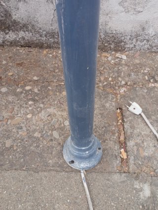 Farol de jardín gris metálico