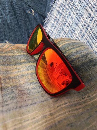 Gafas de sol polarizadas rojas, negras y azules
