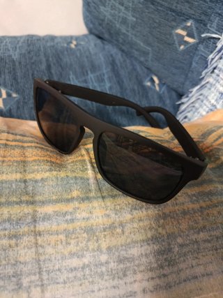Gafas de sol polarizadas rojas, negras y azules