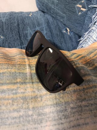 Gafas de sol polarizadas rojas, negras y azules