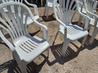 Sillas de plástico blancas