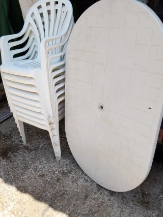 Sillas de plástico blancas