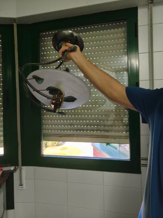 Lámpara de cristal y metal dorada