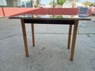 Sillas de peluquería negras y plateadas