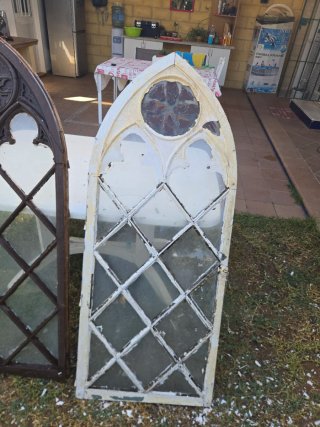 Ventana antigua gótica para restaurar