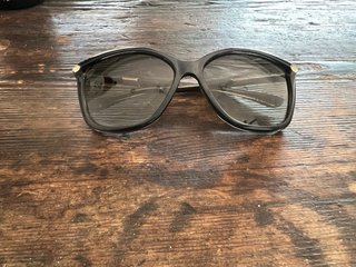 Gafas de sol Jimmy Choo negras y doradas