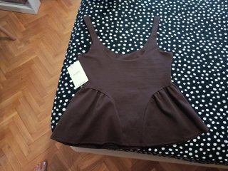 Camiseta mujer volante TU marrón