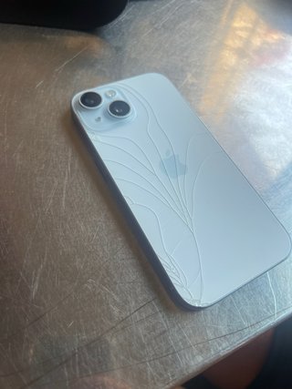 iPhone 15 Plata - protector roto