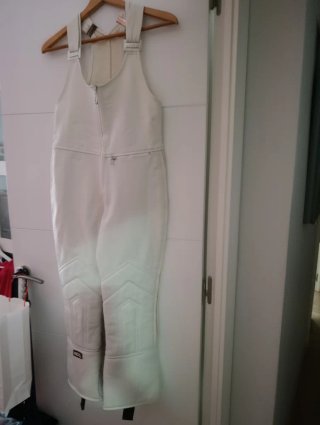 Mono de esquí rosa y blanco