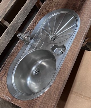 Fregadero de cocina con grifo