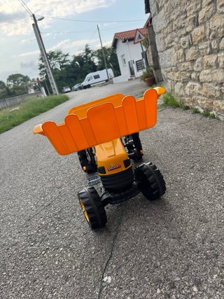 Tractor de pedales para niños
