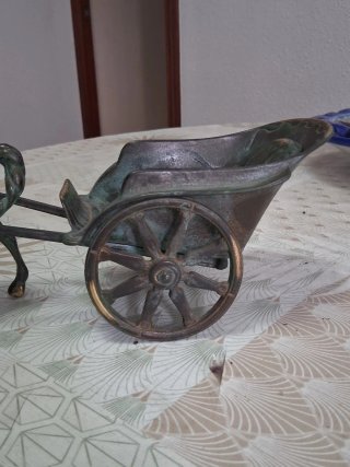 Figura de caballo y carro de bronce