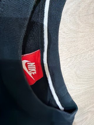 Sudadera Nike Negra con Diseño Multicolor