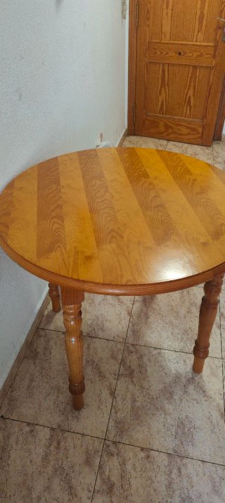 Mesa redonda de madera