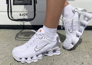 Zapatillas Nike Shox Blancas y Plateadas