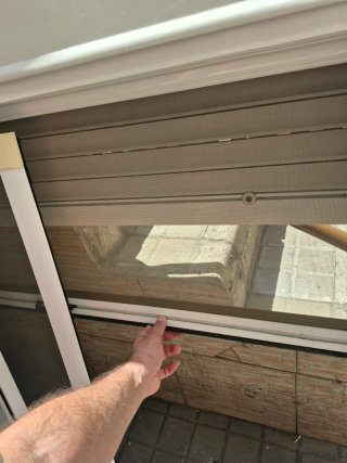 Ventana corredera con persiana mide 1,18por 1,18