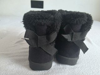 Botas de bebé negras con pelo