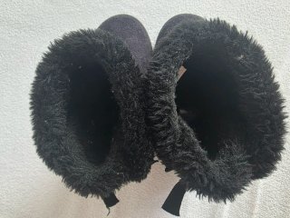 Botas de bebé negras con pelo