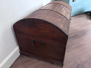 Baúl de madera y ratán