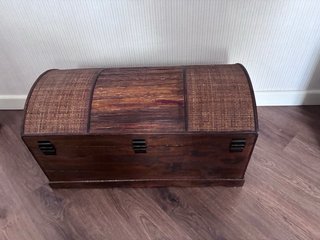 Baúl de madera y ratán