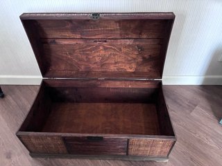 Baúl de madera y ratán