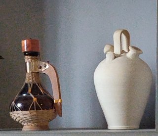 Botella antigua con cesta y jarra cerámica