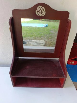 Tocador de madera con espejo y rosa