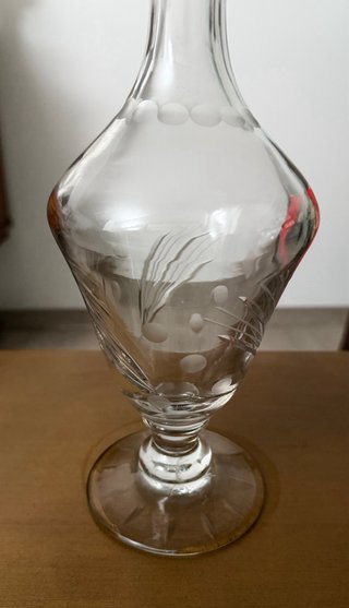 Licorera antigua de cristal grabada