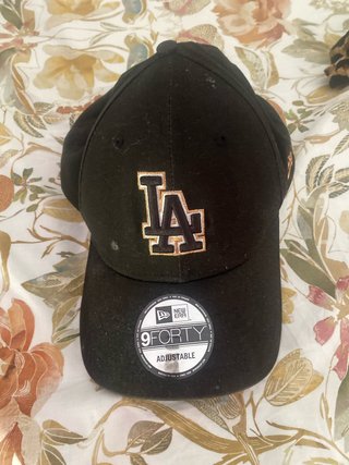 Gorra LA New Era Negra y Dorada
