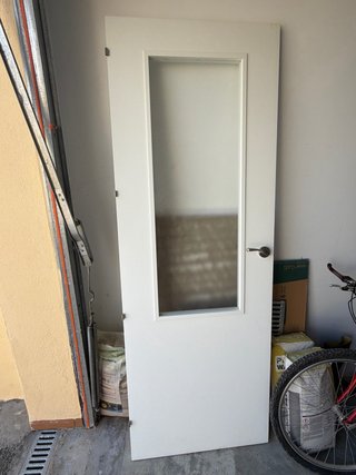 Puerta blanca cocina con cristal