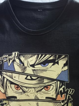 Camiseta negra con diseño anime