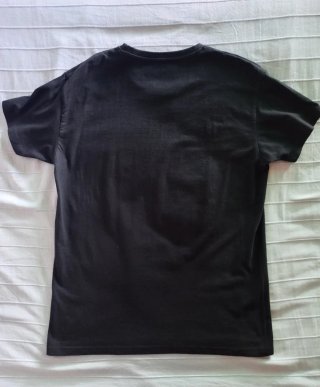 Camiseta negra con diseño anime