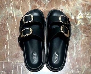 Sandalias Birkenstock negras y doradas