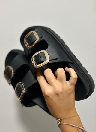 Sandalias Birkenstock negras y doradas