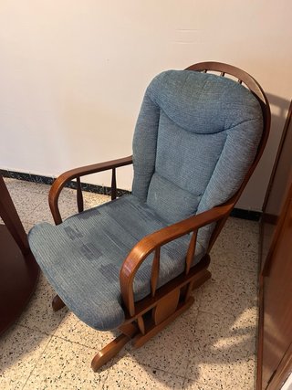 Sofá azul de tela y dos balancines a juego