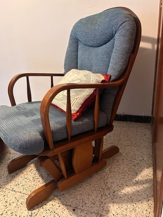 Sofá azul de tela y dos balancines a juego