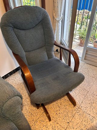 Sofá azul de tela y dos balancines a juego